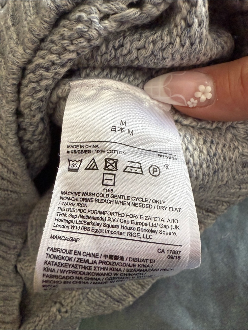 ⚡️MOVING SALE⚡️Gap knit sweater ⚡️MOVING SALE⚡️ - Picture 7 of 9